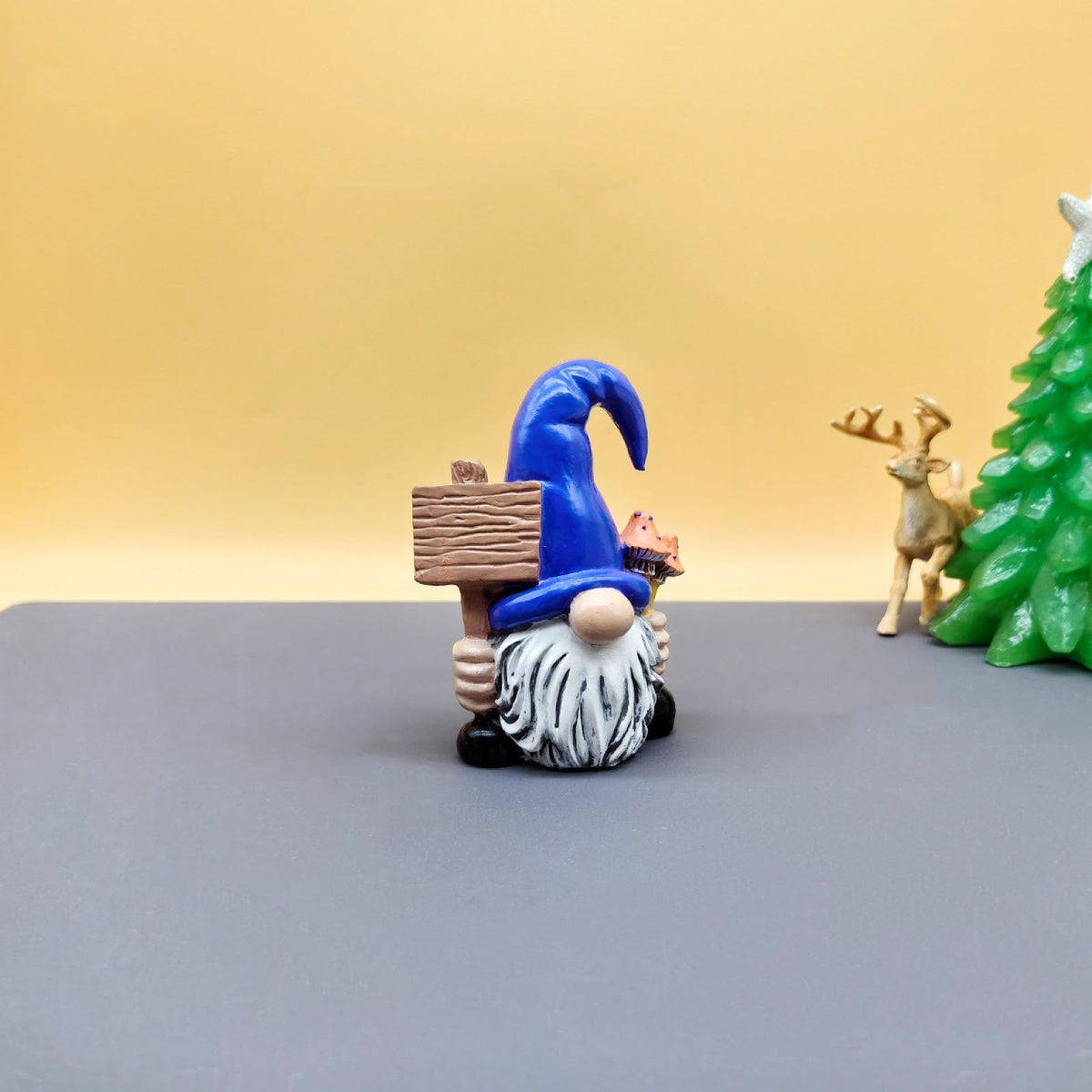 Mini-dwarf, faceless, resin figure, 7x4.5x8.5 cm